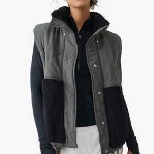 FP Movement. ADVENTURE AWAITS VEST  Black/Gray. Small